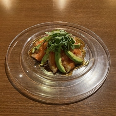 サーモンとアボカドのカルパッチョ