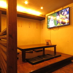 座敷席は6名までOK。スポーツ中継をしているので観戦しながら呑むのも◎