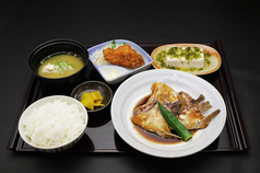 天草御膳(鯛カマ煮・鯛フライ・あおさ豆腐・ご飯・あら汁・漬物)