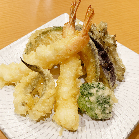 旬の食材を生かした天ぷらをご提供しています。