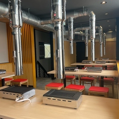 ご夫婦やカップル、お仕事仲間やご友人同士で楽しむなら、こちらのテーブル席がぴったり♪会話に花を咲かせてサシ飲みを楽しんだり、ゆったり食事の時間を満喫したり、使い方は千差万別◎テーブルを囲み、お肉の焼けるジューシーな香りと音が五感を刺激し、より食欲をそそります♪ドリンク片手に、焼肉をお楽しみください！