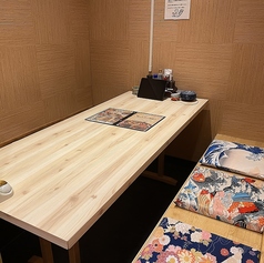 ご友人同士のお集まりにぴったりな6名様掛けのテーブル個室席をご用意しております。プライベート感満載のこの空間では、気心知れたお仲間と親しい会話を楽しみながら、お食事をご堪能いただけます。個室ですので、心ゆくまでおしゃべりをお楽しみいただけます。周囲を気にせず、思い出に残るひとときをお過ごしください。