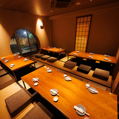 木の温もりを活かしたテーブルが並ぶ広々とした空間は、まるで旅館のようで大人数の宴会にも最適！円窓から覗く庭の景色や障子の柔らかな光が和の趣きを演出し、料理やお酒をさらに美味しく引き立てます！