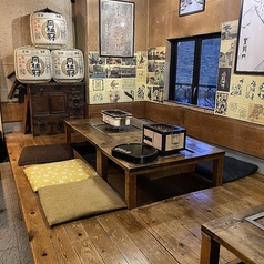 靴を脱いで足を伸ばせる掘りごたつ。２つだけですが2名様からごあんないが可能です。１つの席に最大6名様まで座って頂けます。広ければ広いほど、いろんな楽しみを体験できます。