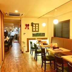 友達同士、カップル、職場の仲間、ファミリーの方もお使い頂けるテーブル席です。ランチではお話しながら、お食事を楽しんで頂く、夜はお食事だけではなく、チョイ飲みでお酒も楽しめるそんな席です(広島　ランチ　女子会　会社宴会　インドカレー　各国料理　ナン　カレー)