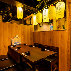 お客様がご宴会とお料理に集中できるように設計された個室席はご家族でのご利用や、接待等のご利用に大変支持を頂いております。落ち着いた店内はまるで隠れ家のような世界へとご案内いたします。様々な人数様でもご対応させていただきますのでお気軽にお問い合わせ下さいませ。