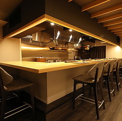 当店では、貸切でのご利用も承っております。木の温もりを感じるプライベートな空間で、周囲を気にせずゆったりとした時間を過ごしたい方に最適です。ご希望の日時や人数に応じて柔軟に対応いたしますので、まずはお気軽にご相談ください。