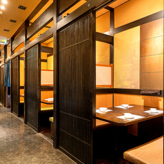 【2名様からご利用可能な個室席】】与野駅から徒歩1分の海鮮居酒屋！デートや仕事帰りのカジュアルな飲み会などにおすすめ。落ち着いた和風のプライベート空間はお誕生日や記念日のお祝いにもおすすめです。はなの舞こだわりの料理と厳選したお酒をゆっくりお楽しみいただける寛ぎ空間となっております。