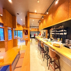 【カウンター席】木の温もりを感じる広々としたカウンター席は、お一人様でも気軽にお立ち寄りいただける特等席です◎目の前にはオープンキッチンが広がり、調理の様子を眺めながら、ゆったりとお食事とお酒をご堪能いただけます♪デートやご友人とのサク飲み、お仕事帰りなど、様々なシーンにおすすめのお席です!