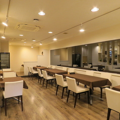 大人数利用も可能なテーブル席。