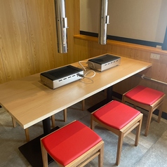 お召し物や持ち物に焼肉の匂いが付きづらい、排気ダクトを全席に完備しております◎デートでのご利用やおもてなしのお席にも使いやすいため、喜ばれること間違いなし♪また、ご飲食中の起居もしやすいテーブル席は、ご年配の方にも選ばれるお席です。ぜひ日常をそっと横に置き、優雅なひと時を心ゆくまでお楽しみください。