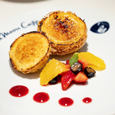 すべて自家製にこだわったシューブリュレや季節の贅沢パフェ、フレンチトーストなど、種類豊富なデザートをご用意。自家焙煎コーヒーと共に、特別な時間を演出するお洒落なテーブル席を完備しています。15:00～17:00は特別価格でご提供！心地よい空間で、優雅なひとときをお過ごしください。