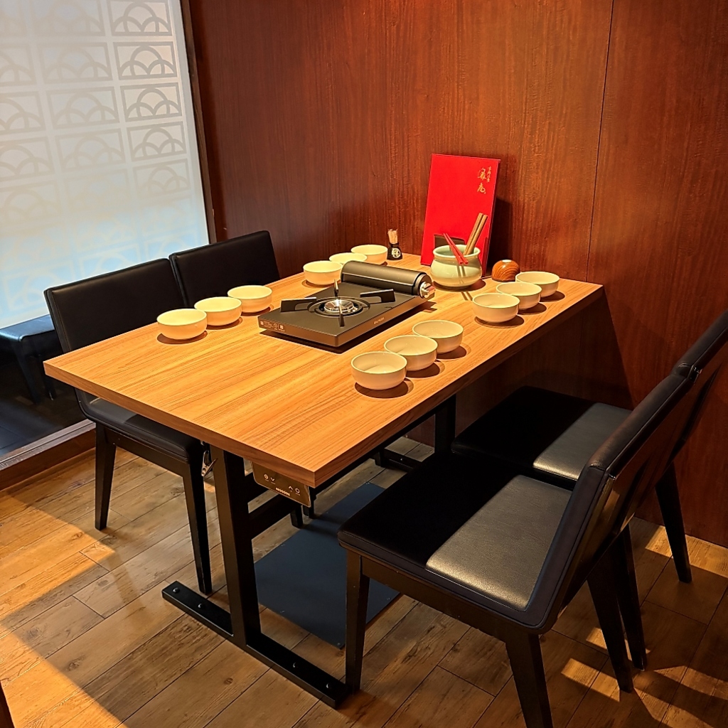 2名様向けのテーブル席は、少人数ならではの気軽さが魅力です。