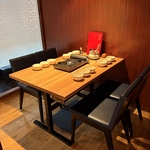 2名様向けのテーブル席は、少人数ならではの気軽さが魅力です。