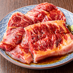 横隔膜の中で一番の肉質とサシ、肉厚でジューシーなところだけをチョイス。