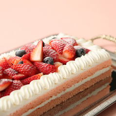 苺のショートケーキ（期間限定ピンクのスポンジ）