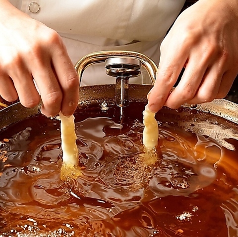 昼も夜も、揚げたてと美酒で心ほころぶ時間を