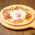 料理メニュー写真&nbsp;ビスマルクピザ～生ハムと卵～