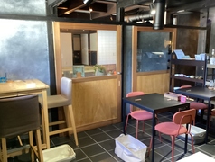 【2名様掛けテーブル4卓】連結可能なテーブルが嬉しく過ごしやすいお席◎日本家屋とフランス風のインテリアが調和した当店で、ゆったりとカフェタイムをお過ごしください♪