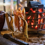 焼き師が囲炉裏で焼いた絶品を堪能あれ