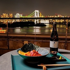 当店自慢のテラス席は、お台場の夜景を一望できる特等席です☆ 景色を眺めながらのお食事は会話も弾みます♪