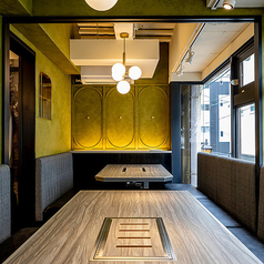 6人用個室は、プライベート感を大切にした落ち着いた雰囲気が魅力です。洗練されたインテリアに包まれ、心地よい照明がリラックスした時間を演出します。友人との集まりや、家族のお祝い事など、さまざまなシーンでご利用いただけます。