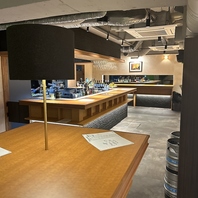 お洒落な空間で至福の一杯を楽しめるメインカウンター！