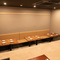 テーブル席をつなげて大人数での宴会も!! テーブル席なら最大20名様までご着席頂けます。大人数の貸切宴会にも最適です。忘年会、新年会、各種宴会、女子会、記念日、御商談、接待等、酒好きの方との飲み会、大切な人との語らいには是非芯で！