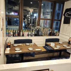 ゆったりとした掘りごたつのお席は、ご家族やご友人同士の飲み会などにぴったりのお部屋です。会社帰りのサク飯にもピッタリです。お仕事帰りの一杯はもちろん、ダーツ会、女子会合コンや各種ご接待にも◎ 外の100万ドルの夜景をお楽しみください（笑）