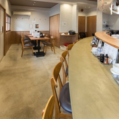 当店ではカウンター席を7席、ご用意しています。お一人で仕事帰りにお酒を一杯、飲みたくなった際にも周りを気にすることご利用いただくことができます。またお席の間隔が近いため大切な人との記念日やデート利用にもおすすめです！ぜひ、プライベート利用から特別な日のお食事まで幅広い用途で当店をご利用ください♪