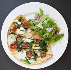 トマトとモッツアレラチーズの米粉ガレット