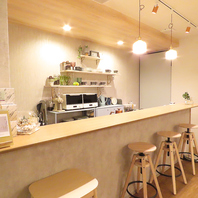 おひとり様も気軽にご利用いただけるカウンター席を完備