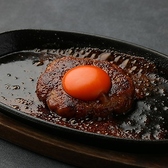 熱々の鉄板でジュワッと焼き上げる、肉汁溢れる自慢のつくね。香ばしい特製タレと、中央に輝く濃厚な卵黄をたっぷり絡めてお召し上がりください。ふっくらジューシーな食感とコク深い味わいは、ビールやハイボールがグイグイ進むこと間違いなし◎お酒の最高のお供にぜひ。