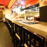 くつろぎながら、料理を待つ時間も、カウンターの魅力