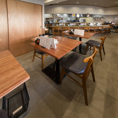 テーブル席は2名掛けのテーブル席を3席ご用意しています。連結することで8名でのご利用も可能なため急に決まった飲み会やご家族でのお食事にも対応しております！また9名以上のご利用の際もスタッフにお声掛けいただきますと追加でイスとテーブルでご用意します！最大12名まですぐにご用意できるので気軽にお声掛け下さい！