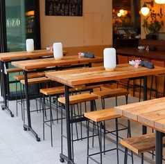 ペット可能のテラス席は、お散歩ついでのちょっとした一杯にも。