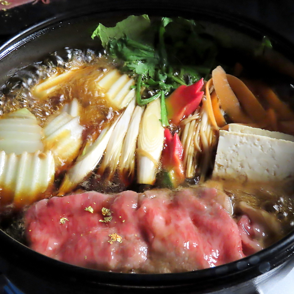 すき焼きorしゃぶしゃぶが選べるコース、馬刺し等の郷土料理が楽しめるコースもご用意しております。