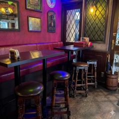 ビアパブと言えばハイチェアーで飲むのが本場のスタイル♪本場のパブでは席を指定しないで自由に移動しながら楽しむスタイルが一般的!お客様同士の交流や仲間同士の気兼ねない距離感、これこそがパブの楽しみ方です!*シーシャ専用スペースになりました。シーシャはお安くチャージは500円!