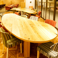 楕円形のような大きなテーブル席は7～8名様のお集まりに最適。木のぬくもりを感じる大きなテーブルにお料理をいっぱい並べてお楽しみください。デザートコーナーが近いのもポイント！