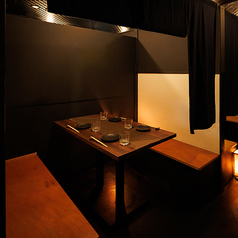 4名様までご利用いただける半個室！暖簾で仕切られた空間は、視線を遮りつつも程よい開放感を残し、居心地も抜群！少人数の飲み会や女子会、デート利用にも最適！ゆったりとお過ごしいただけます！