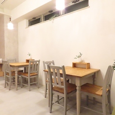 親しい方との語らいやランチタイムの軽食を楽しめる、使いやすいテーブル席。