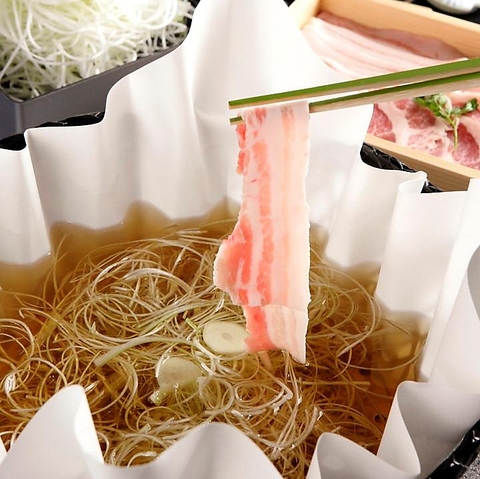 厳選した”兵庫県産三田ポーク”を使用したしゃぶしゃぶや逸品料理は絶品です。