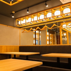 総席数<90席>の広々とした店内は、レイアウトも自由自在！2名様～団体様までご案内可能！貸切でのご予約も承っておりますので、お気軽にお問い合わせください。飲み放題付のお得なプランも多数ご用意しております。