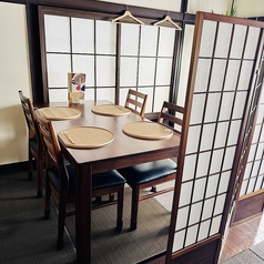 4名様向けのテーブル席が4席ございます。ご友人やご家族と一緒に、リラックスした雰囲気の中でお食事をお楽しみいただけます。ぜひ、特別な時間を当店でお過ごしください。