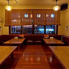 広々とした店内は、仕切りを外すことで最大60名様までの大型宴会にも対応可能です。大人数での模合や会社宴会、親戚の集まりなど、一体感のある賑やかな宴を演出いたします。広々とした掘りごたつ空間で、自慢の料理と豊富なお酒を囲み、思い出に残る時間をどうぞ♪