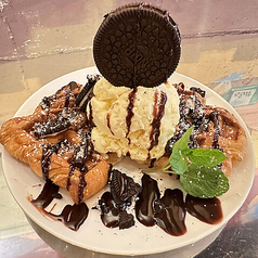 オレオクロッフル(オレオ×チョコソース)