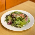 料理メニュー写真&nbsp;サーモンマリネとレッドロメインのシーザーサラダ