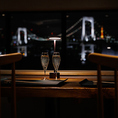 昼と夜で違った魅力の景色を楽しめるテラスのお席では、心地よい風にあたりながら新鮮な魚介や厳選したお酒をご堪能いただけます。
