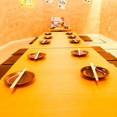 普段の飲み会から少人数さまのご宴会のご利用にオススメの掘り炬燵個室席を完備しております。ゆったりとしたテーブル席でお寛ぎください。お席だけのご予約や当日のご予約も受け付けております！東京駅での宴会・飲み会・歓迎会・送別会など様々なシーンでご利用下さい！