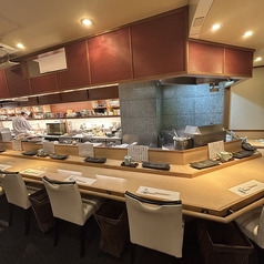 料理人の技を目の前で楽しめる臨場感あふれるカウンター席。和の趣が漂う落ち着いた雰囲気の中、天ぷらが揚がる音や香りを間近に感じながら、出来たての逸品を味わえます。おひとり様やご夫婦、友人同士のご利用にもおすすめ。ライブ感ある特等席で、贅沢なひとときをお楽しみください。